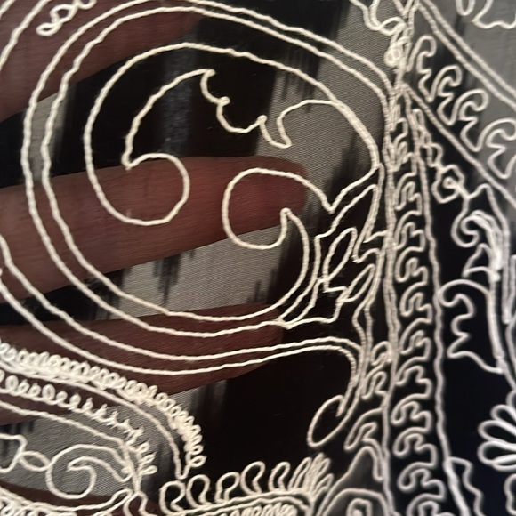 Sana Safinaz Pakistani Indian kaftaan in black and white silk with embroidery. - Picture 3 of 8